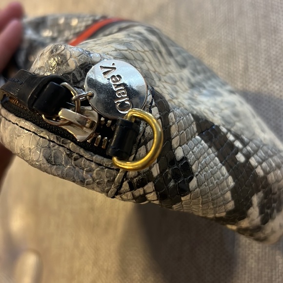 Clare v crossbody - Picture 5 of 10